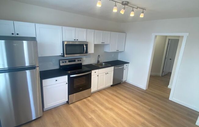 2 beds, 1 bath, $1,150, Unit 248 Broad St - #1