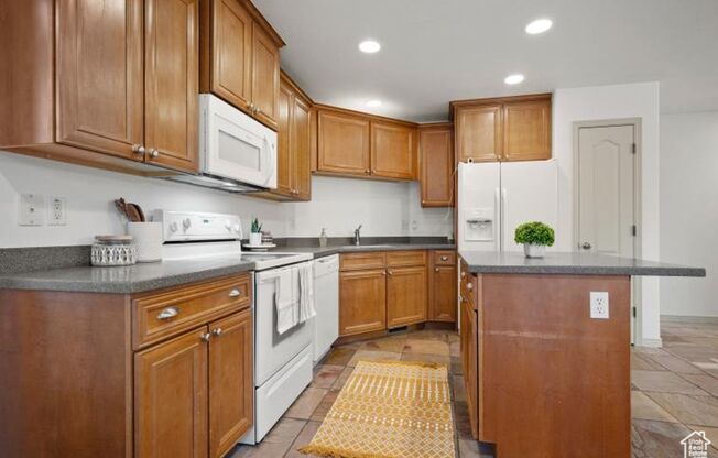 Amazing Cottonwood Heights 4bd/3ba home! Gated community off of Foothill!!