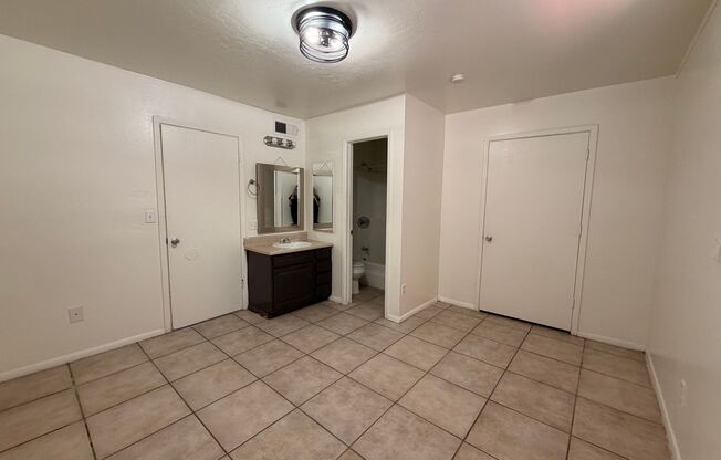 1 bed, 1 bath, 570 sqft, $899, Unit 16621-19