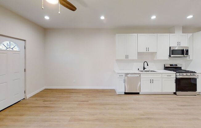 Cozy 4BD/2BA House on Gary with Beautiful Yard