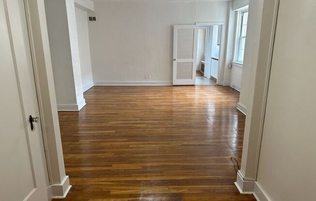 Studio, 1 bath, 321 sqft, $1,250, Unit New King Edward 8A4