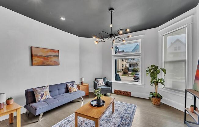 2505 N OAKLAND AVE