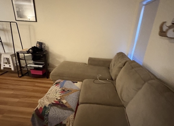 3 beds, 1 bath, $4,500, Unit 4