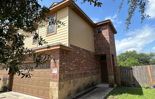 3/2.5/2  Off HWY 46/ Close to IH 35 /  Fenced in Backyard / Wood-Like Tile Flooring & Carpet Mix /CISD