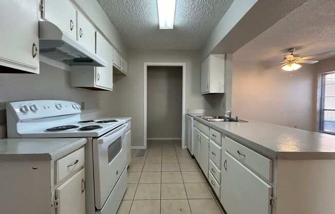 2 beds, 1 bath, 775 sqft, $950, Unit B