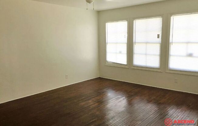 Cozy Home Off Truxtun and Oak!