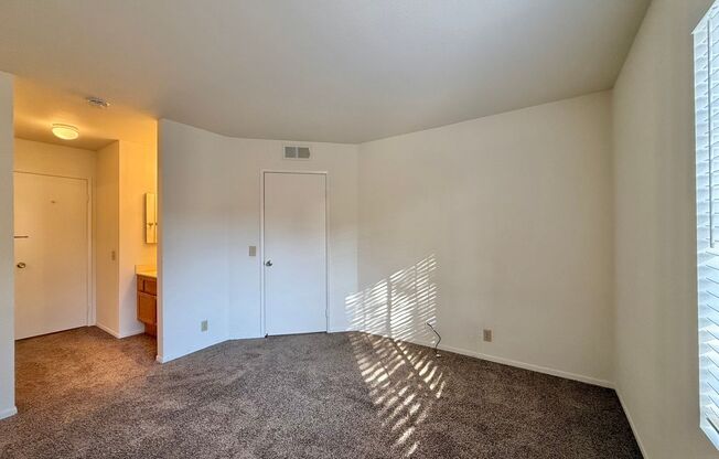 Beautiful 2 bedroom, 2 bath home with bonus space in Mira Mesa!