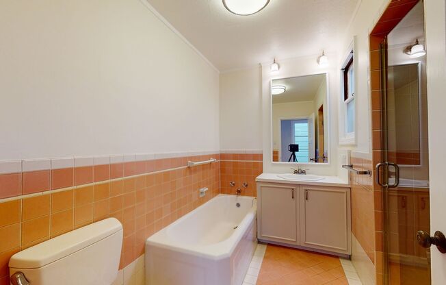 2 beds, 1 bath, $4,500, Unit 2539 Lombard