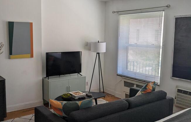 216 E 32 ST