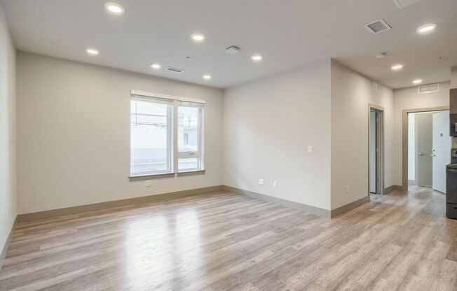 3 beds, 3 baths, 900 sqft, $2,400, Unit 304
