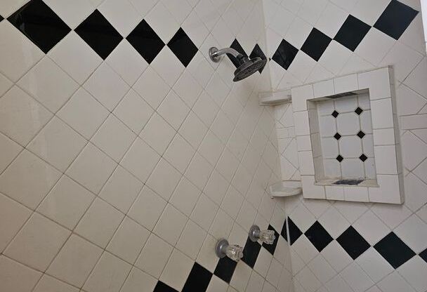 1 bed, 1 bath, $1,000, Unit 612-2