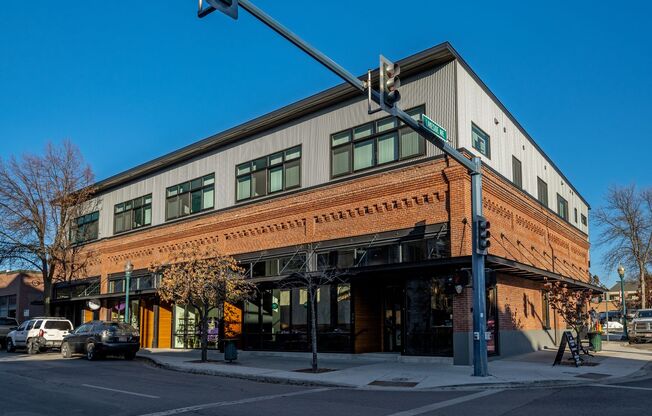 4th &amp; Lakeside