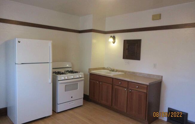 2 beds, 1 bath, 800 sqft, $950, Unit 2