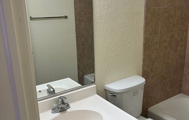 2 beds, 2 baths, 957 sqft, $1,015, Unit 70