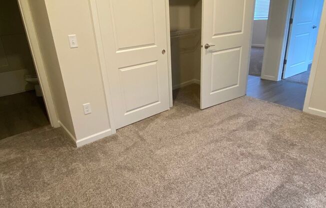3 beds, 2 baths, 1,211 sqft, $2,400, Unit 3910-202