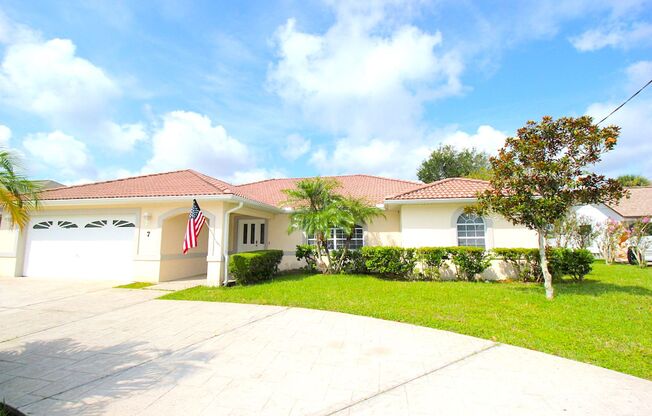 Spacious 4 Bed 3 Bath HOME on SALT WATER CANAL, PALM COAST!