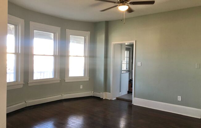 3 beds, 1 bath, $1,600, Unit A