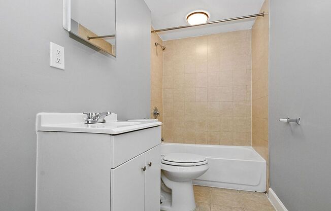 3 Bedroom Unit in Bronzeville. ONE MONTH FREE!