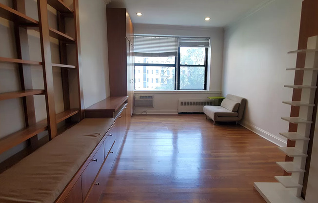 308 E 73 ST