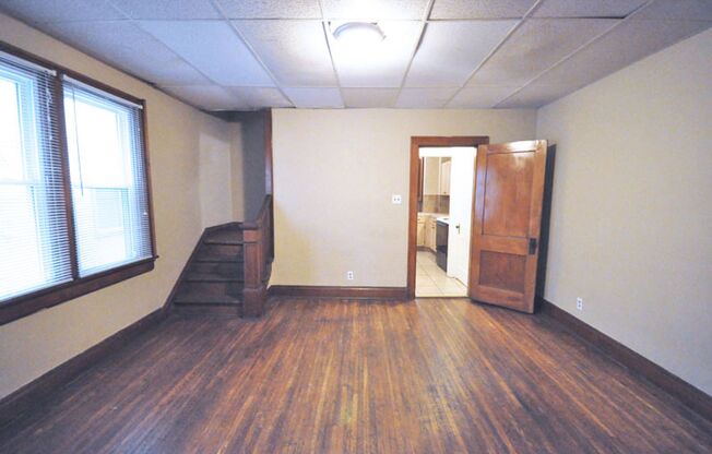 3 beds, 1 bath, $1,650, Unit 385