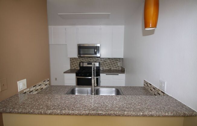 2 beds, 1 bath, $2,150, Unit 15