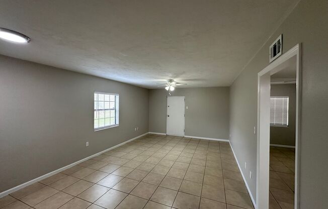 2 beds, 1 bath, 550 sqft, $1,100, Unit B