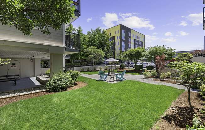 Green grassy area with a patio table and chairs at King Arthurs Court, Seattle, Washington