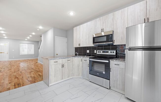 ⭐⭐⭐ NEWLY RENOVATED 3 BEDROOMS & 2.5 BATHS HOME LOCATED IN CARROLL PARK!!! ⭐⭐⭐