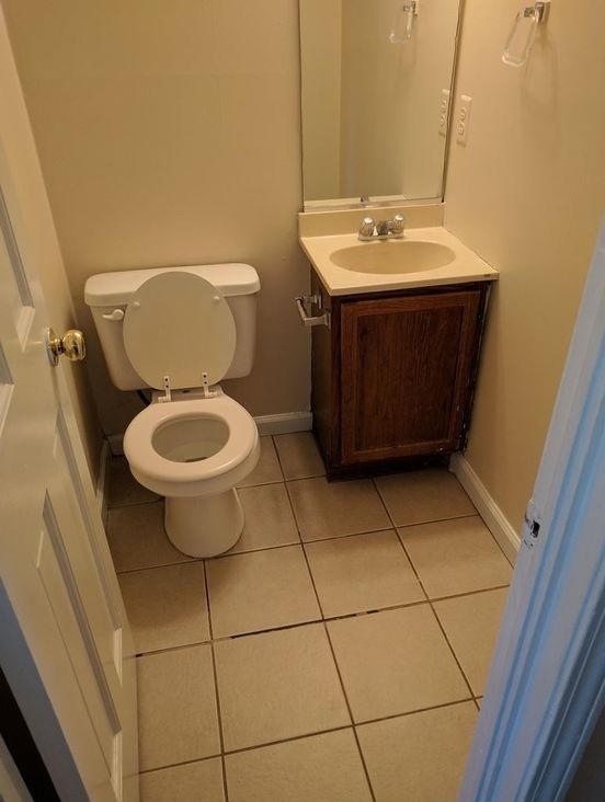 Charming 2 bed 1.5 bathe Town-home in friendly neighborhood!