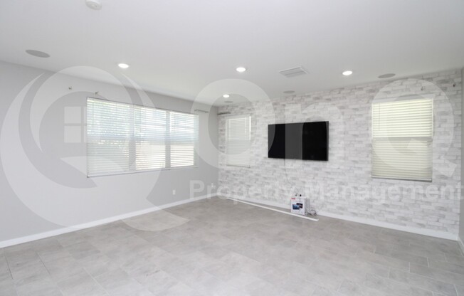 1026 E WEATHERBY WAY