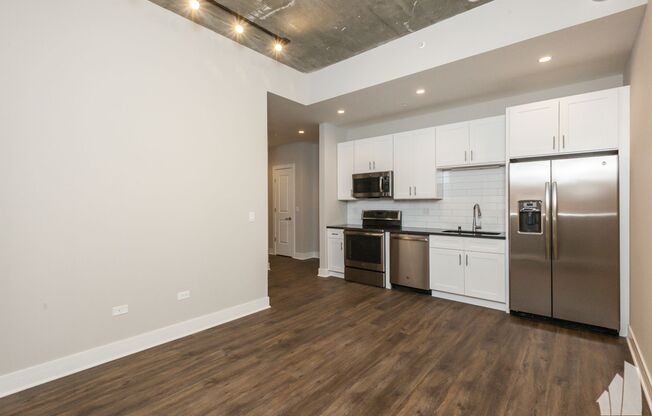 1 bed, 1 bath, 713 sqft, $2,575, Unit 3833-320