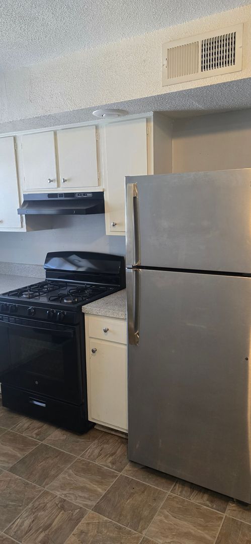 2 beds, 1 bath, 860 sqft, $1,095, Unit 105