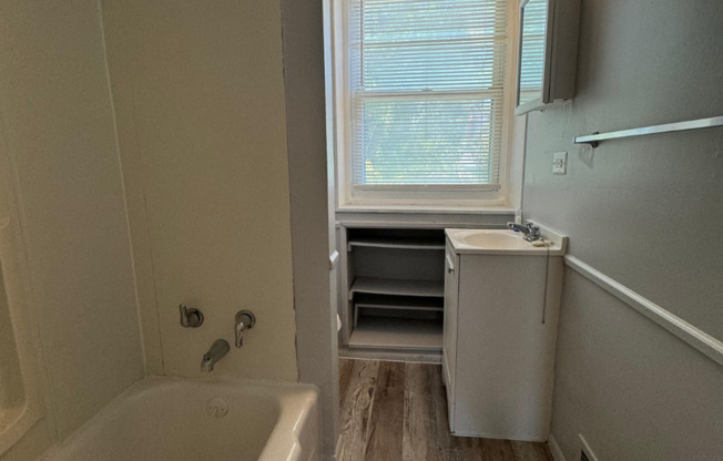 New Beautiful 2bed+DEN/1bath in Parkville.