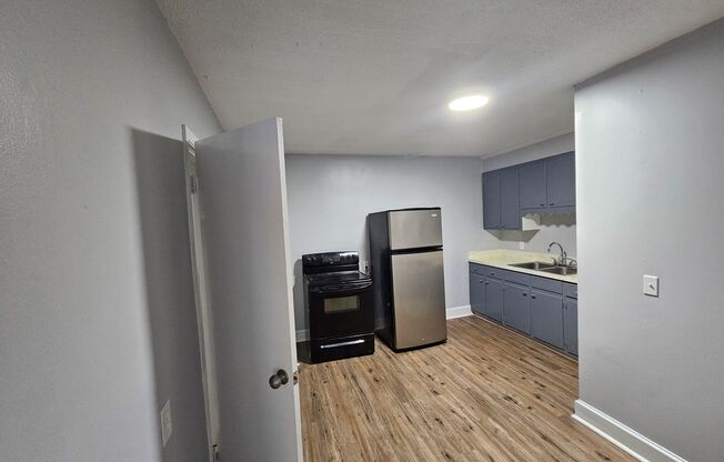 2 beds, 1 bath, $895, Unit 2