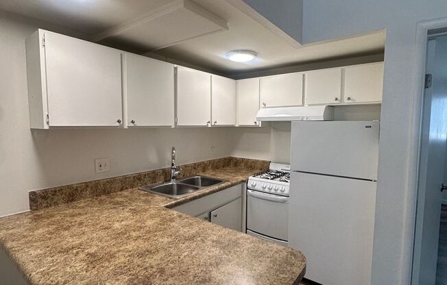 1 bed, 1 bath, 700 sqft, $1,100, Unit 5496-B