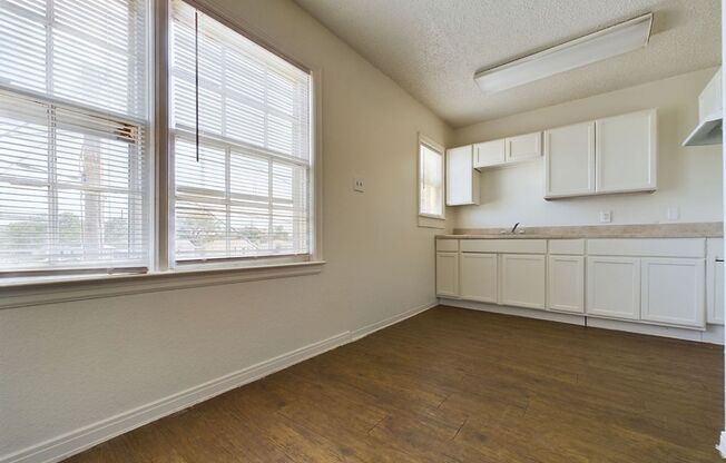 2 beds, 1 bath, 747 sqft, $700