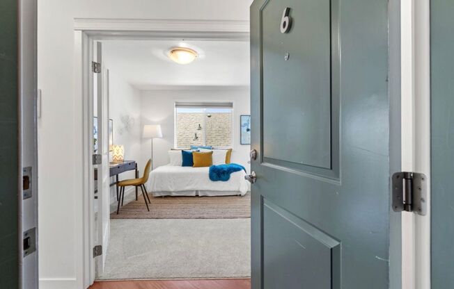 Top Floor 2-Bed Condo with Garage Parking