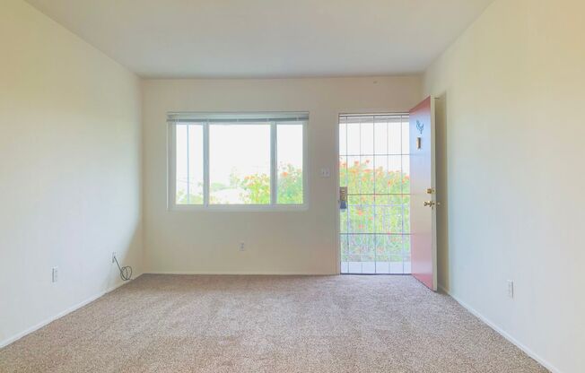 2 beds, 1 bath, $2,595, Unit 1954 1/2 Oliver Avenue