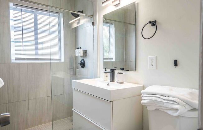 2 beds, 1 bath, 800 sqft, $2,000, Unit 14