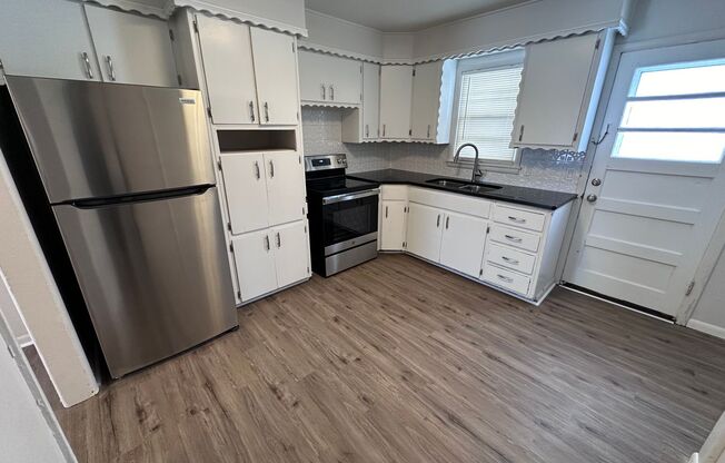 $795 - 2 bedroom / 1 bathroom - Newly remodeled Duplex