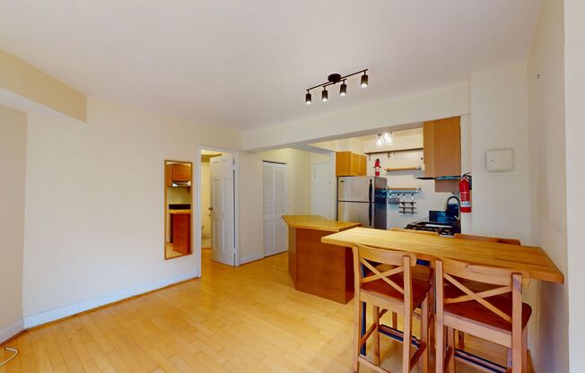 Spacious Studio Apartment W/Roof Top, Gym, Laundry, Front Desk, & Much More!