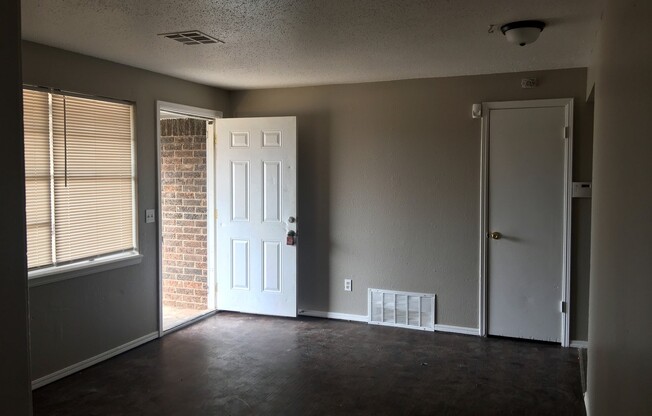 3 beds, 1 bath, $1,100