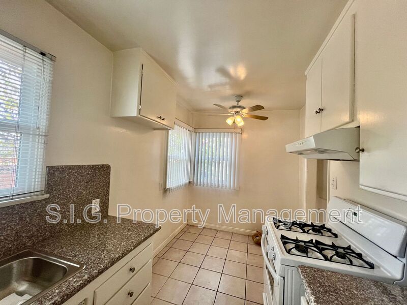 627 1/2 W GLENOAKS BLVD