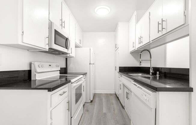 1 bed, 1 bath, 670 sqft, $2,300, Unit 220