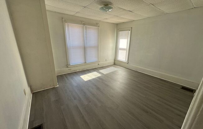 Studio, 1 bath, $595, Unit Upper