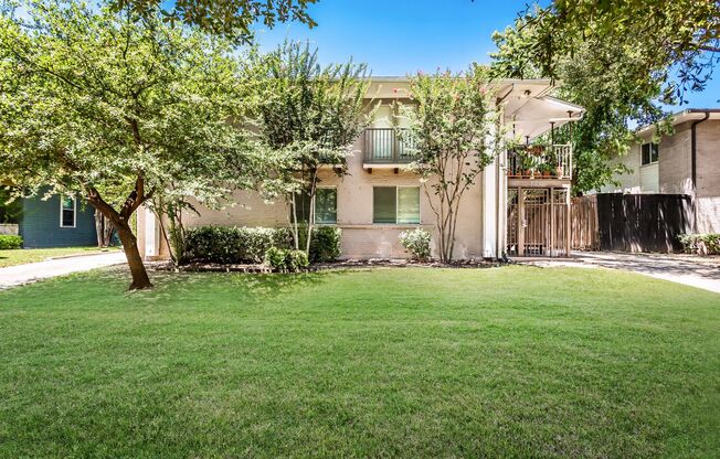 2 Bedroom, 2 Bath Apartment in Munger Place!