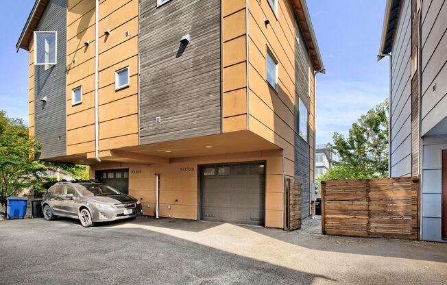 Beautiful 2 Bed Townhome Conveniently Located In Seattle!