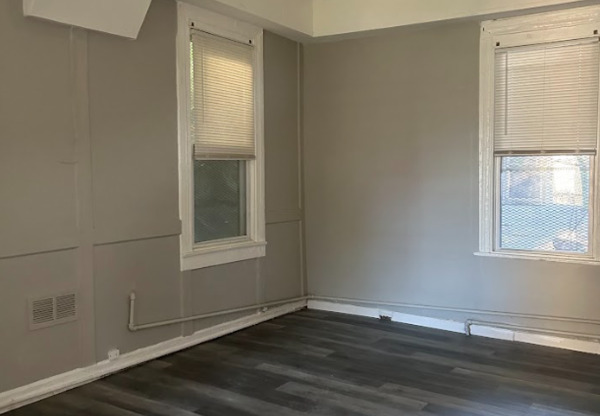 255 X W LOMBARD ST