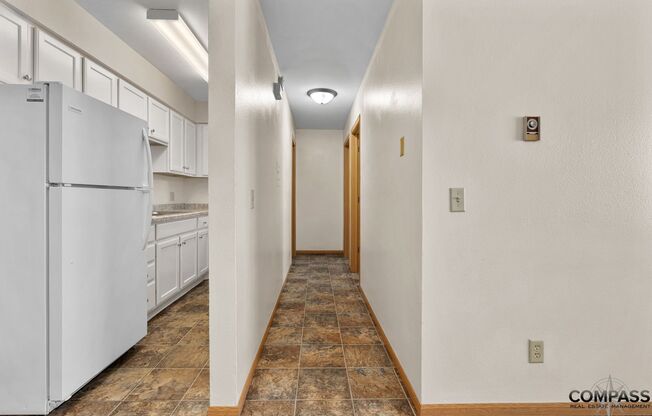 2 beds, 1 bath, 660 sqft, $995, Unit 28