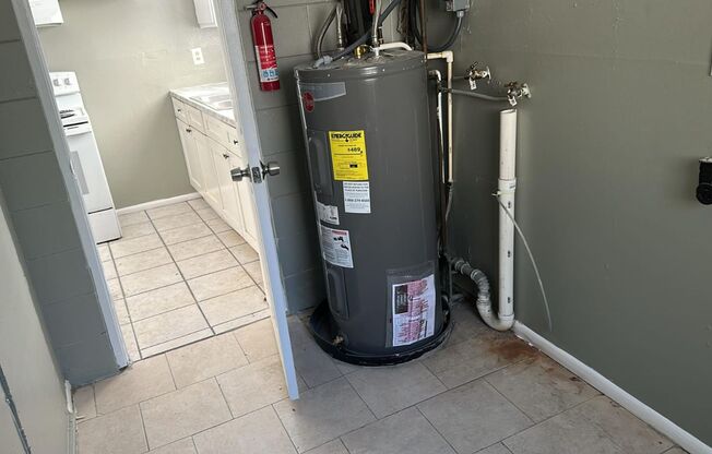 Move-In Ready 4 bedrooms 2 bathrooms property in Sarasota!